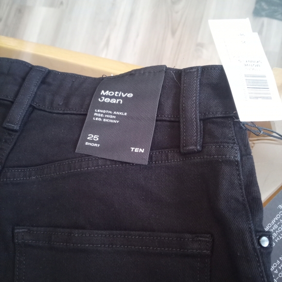 Aritzia Black Jeans - Picture 4 of 4